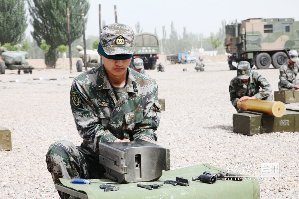 An artillery brigade under the Lanzhou Military Area Command (MAC) of the Chinese People's Liberation Army (PLA) conducted a "Skill Show of Top Soldiers" on April 27, 2013. The pictures show some top soldiers are disassembling guns and shells with eyes closed. (ChinaMil/Li Chenhui and Tian Jiaping)