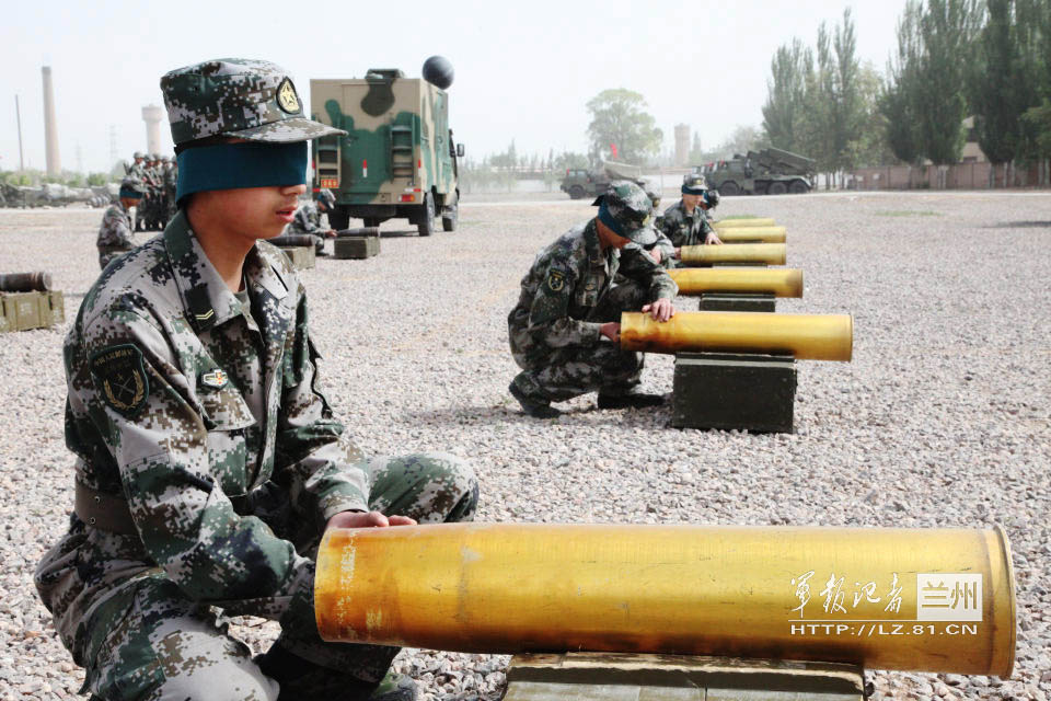 An artillery brigade under the Lanzhou Military Area Command (MAC) of the Chinese People's Liberation Army (PLA) conducted a "Skill Show of Top Soldiers" on April 27, 2013. The pictures show some top soldiers are disassembling guns and shells with eyes closed. (ChinaMil/Li Chenhui and Tian Jiaping)