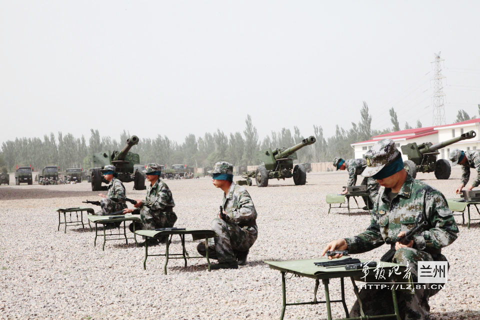 An artillery brigade under the Lanzhou Military Area Command (MAC) of the Chinese People's Liberation Army (PLA) conducted a "Skill Show of Top Soldiers" on April 27, 2013. The pictures show some top soldiers are disassembling guns and shells with eyes closed. (ChinaMil/Li Chenhui and Tian Jiaping)