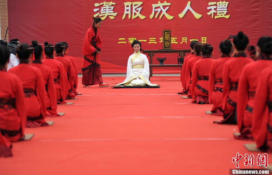 Young people, dressed in traditional Han costumes, attend the Coming-of-Age ceremony in Xi'an, the capital city of Shaanxi Province, May 1, 2013. Altogether 40 people took part in the ceremony to be recognized as an adult. (CNS/Zhang Yuan)