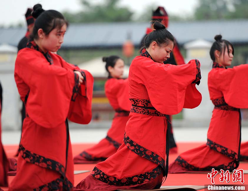 Young people, dressed in traditional Han costumes, attend the Coming-of-Age ceremony in Xi'an, the capital city of Shaanxi Province, May 1, 2013. Altogether 40 people took part in the ceremony to be recognized as an adult. (CNS/Zhang Yuan)