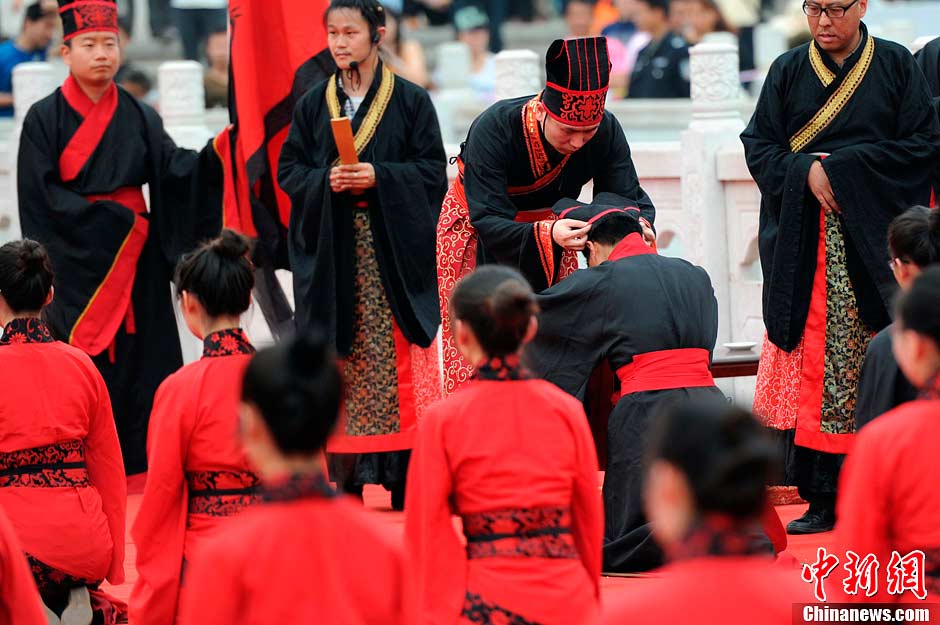 The photo shows the core of the ritual - granting headwear.(CNS/Zhang Yuan)