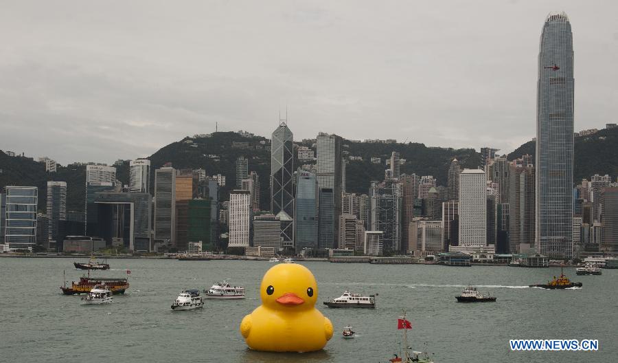 A huge rubber duck floats on the waters at the Victoria Harbor in Hong Kong, south China, May 2, 2013. The largest rubber duck was created by Dutch artist Florentijn Hofman, with 18 meters of length, 15 meters of width and height. The duck has visited 12 cities since 2007. (Xinhua/Lui Siu Wai)  