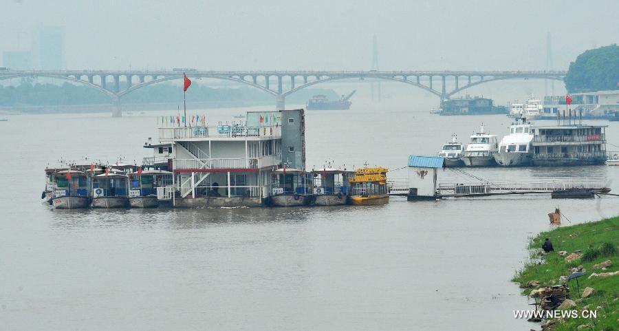 Vessels navigate on the Xiangjiang River, water level of which keeps rising, in Changsha, capital of central China's Hunan Province. Heavy rain swept Hunan Province from April 29, pushing up the water level of the Xiangjiang River by 0.34 meters within one day to 29.89 meters by 8 a.m. of May 2. (Xinhua/Long Hongtao) 