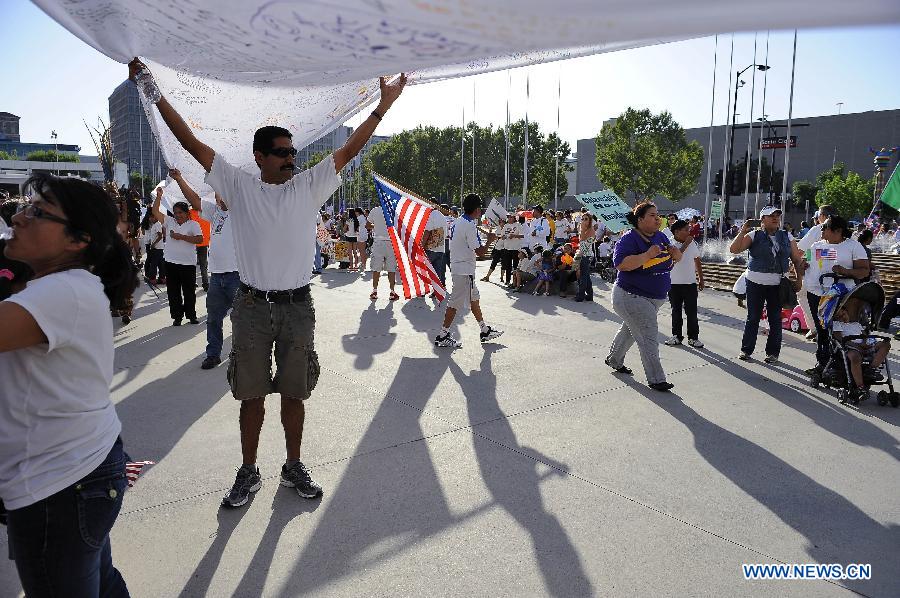 People attend a rally to urge a reform of immigration policy in San Jose, California, the United States, on May 1, 2013. Thousands of people attended the rally held by labour unions, communities and student organizations to urge the U.S. congress to legalize the immigration reform as soon as possible on Wednesday. New York, San Francisco, Chicago and Philadelphia held rallies with similar themes on the same day. (Xinhua/Chen Gang) 