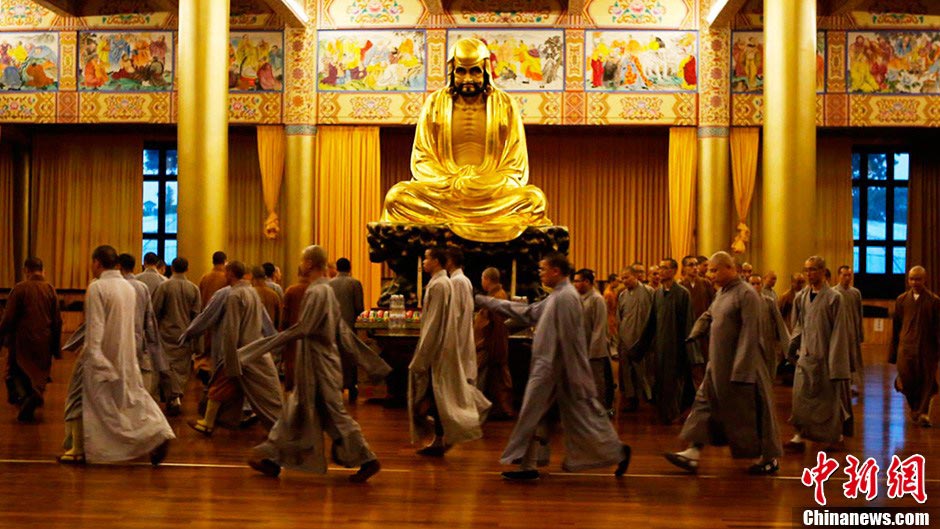 Monks relax their bodies before sitting in meditation. (CNS/Liu Zhongjun)