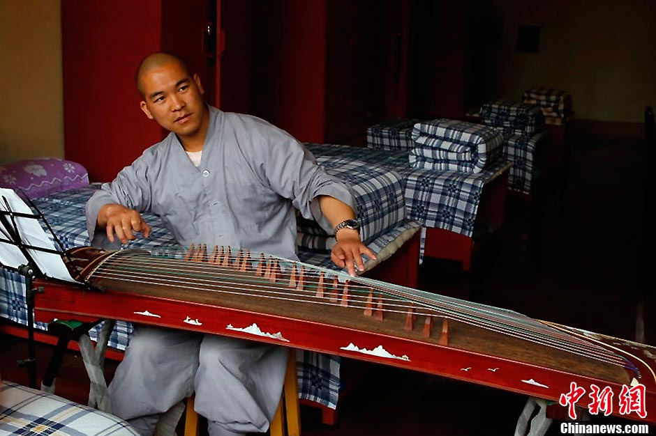 A monk practices koto in the dorm. (CNS/Liu Zhongjun)