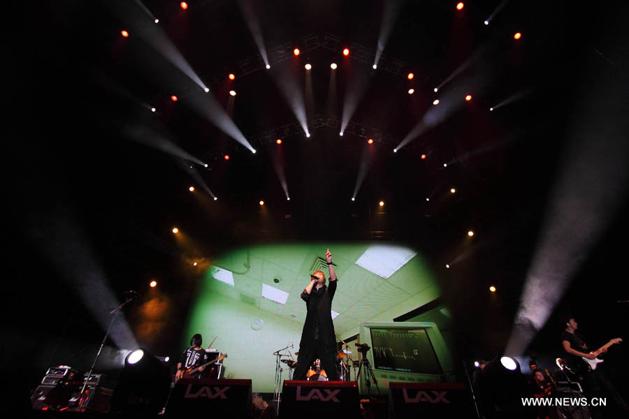 Ashin (C), lead singer of pop band Mayday from southeast China's Taiwan, performs during a charity concert in Guangzhou, capital of Guangdong Province, late May 2, 2013. (Xinhua Photo)