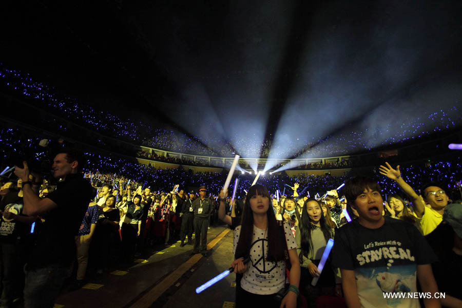 Fans wave fluorescent staffs during a charity concert in Guangzhou, capital of Guangdong Province, late May 2, 2013. (Xinhua Photo)