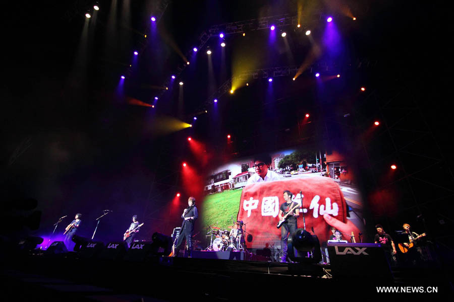 Pop band Mayday from southeast China's Taiwan, perform during a charity concert in Guangzhou, capital of Guangdong Province, late May 2, 2013. (Xinhua Photo)