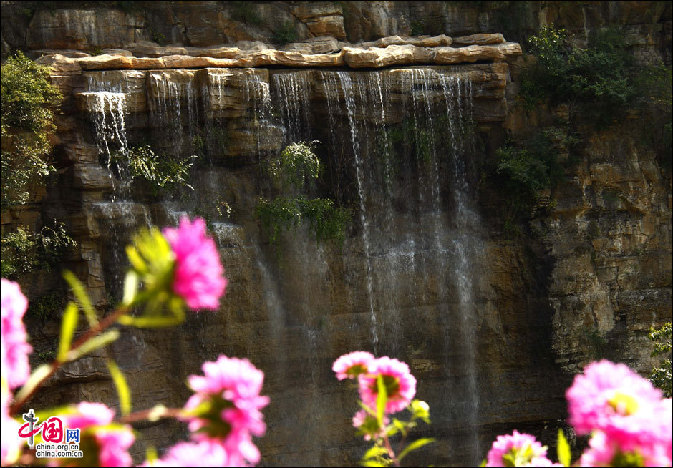 Tanxi Mountain scenic area is located in Taihe Town, Zibo City, Shandong Province. With its amazing natural landscape and splendid cultural relics, the area has won recognitions as a AAAA attraction, a national forest park, a national water conservancy attraction, a national geopark and a major proivincial place of interest. (China.org.cn/Zhang Hongxia)