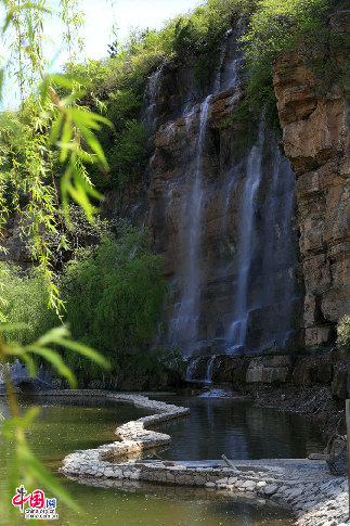 Tanxi Mountain scenic area is located in Taihe Town, Zibo City, Shandong Province. With its amazing natural landscape and splendid cultural relics, the area has won recognitions as a AAAA attraction, a national forest park, a national water conservancy attraction, a national geopark and a major proivincial place of interest. (China.org.cn/Zhang Hongxia)