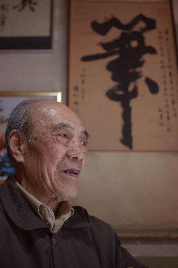 Zhang Guangyi waits for customers at his shop in Beijing, capital of China, April 26, 2013.  (Xinhua/Xu Zijian)