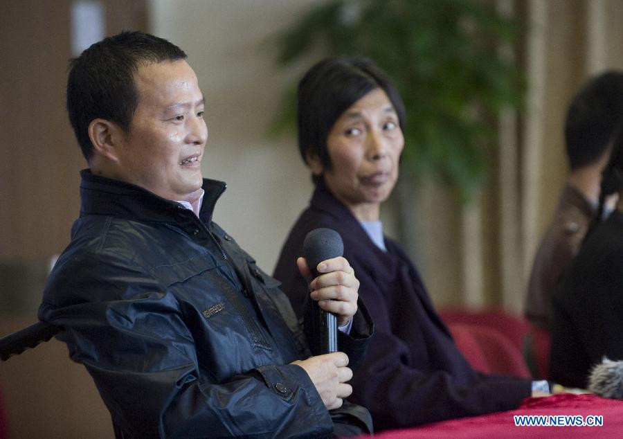 A H7N9 bird flu patient surnamed Cao meets press after his recovery at the First Affiliated Hospital of the Medicine College of the Zhejiang University, in Hangzhou, capital of east China's Zhejiang Province, May 3, 2013. A total of ten H7N9 bird flu patients in Hangzhou were discharged from the hospital on Friday following treatment. (Xinhua/Yang Xiaoxuan)