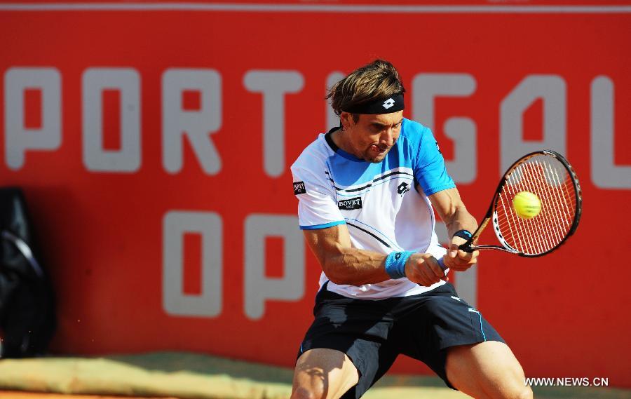 Spain's David Ferrer returns a shot in the men's singles quarterfinal against Romania's Victor Hanescu during the 2013 Portugal Open in Lisbon, Portugal, May 3, 2013. Ferrer won the match 2-0. (Xinhua/Zhang Liyun) 