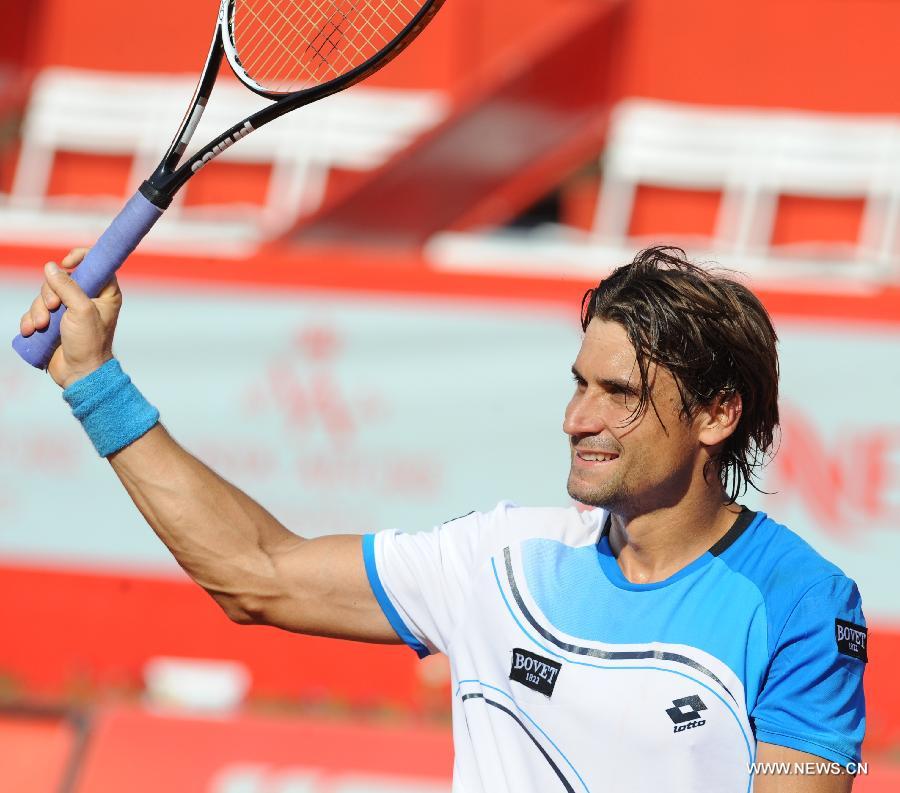 Spain's David Ferrer greets the audience after the men's singles quarterfinal against Romania's Victor Hanescu during the 2013 Portugal Open in Lisbon, Portugal, May 3, 2013. Ferrer won the match 2-0. (Xinhua/Zhang Liyun) 