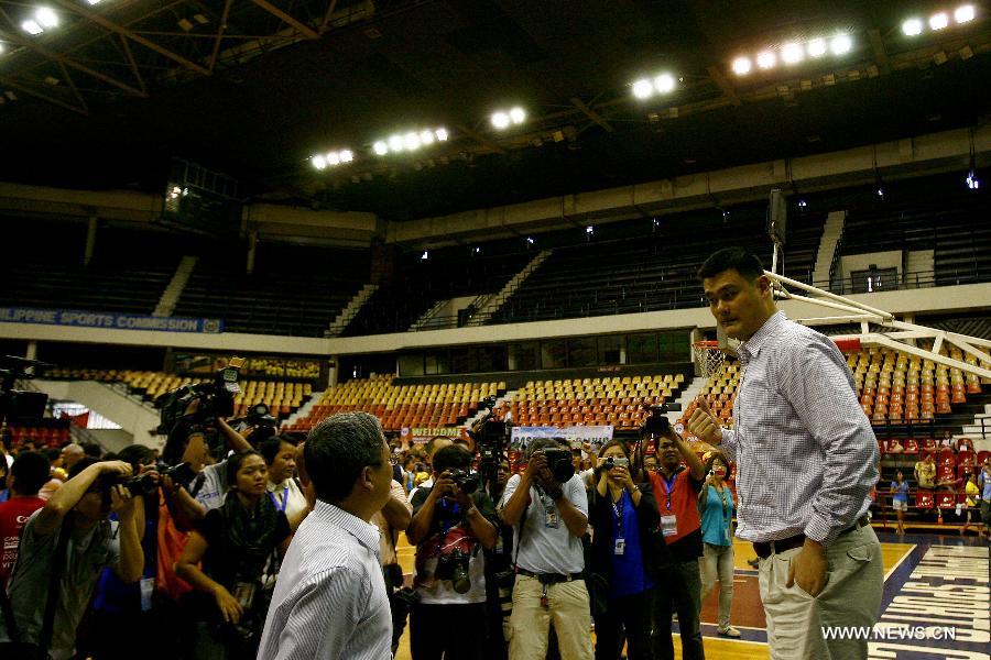 Former Chinese basketball superstar Yao Ming (1st R) is interviewed during a basketball clinic in Pasig City, the Philippines, May 5, 2013. Yao and his Shanghai Sharks are in Manila on a friendly visit. They will attend two exhibition games respectively with the Smart Gilas Team and the Philippine Basketball Association (PBA) Selection. (Xinhua/Rouelle Umali)