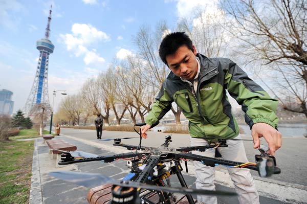 Zhao Fengjun prepares propellers of an air vehicle in Changchun, Northeast China's Jilin province, May 3, 2013. [Photo/Xinhua] 