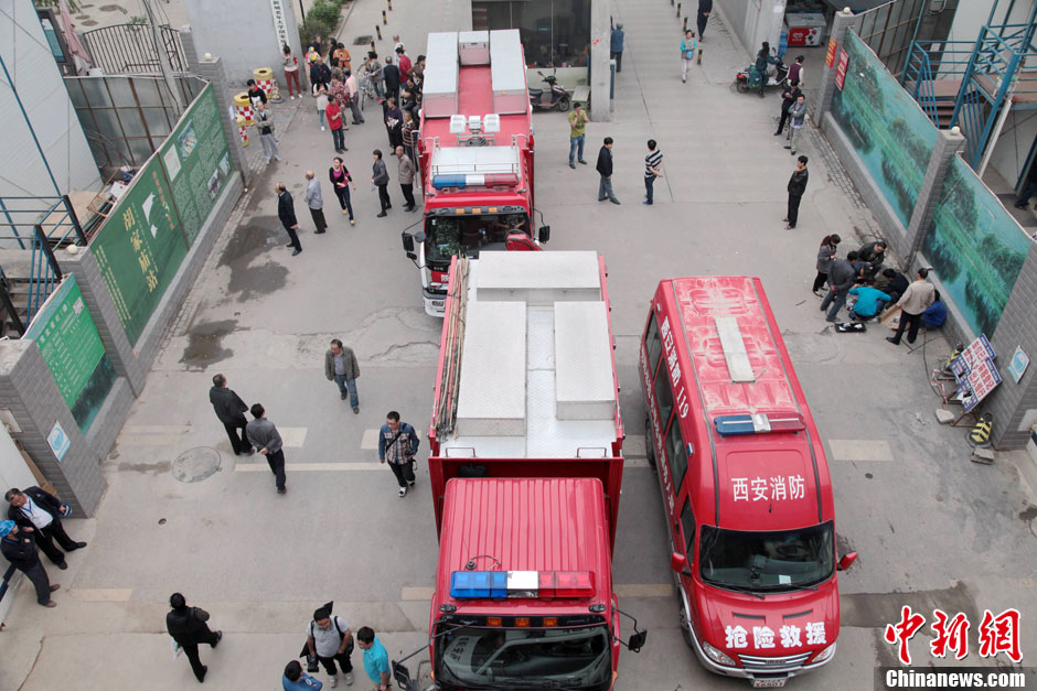 Rescuers work at the subway collapse  accident site in Xi'an City, capital of northwest China's Shaanxi Province, May 6, 2013. (Photo/CNS)