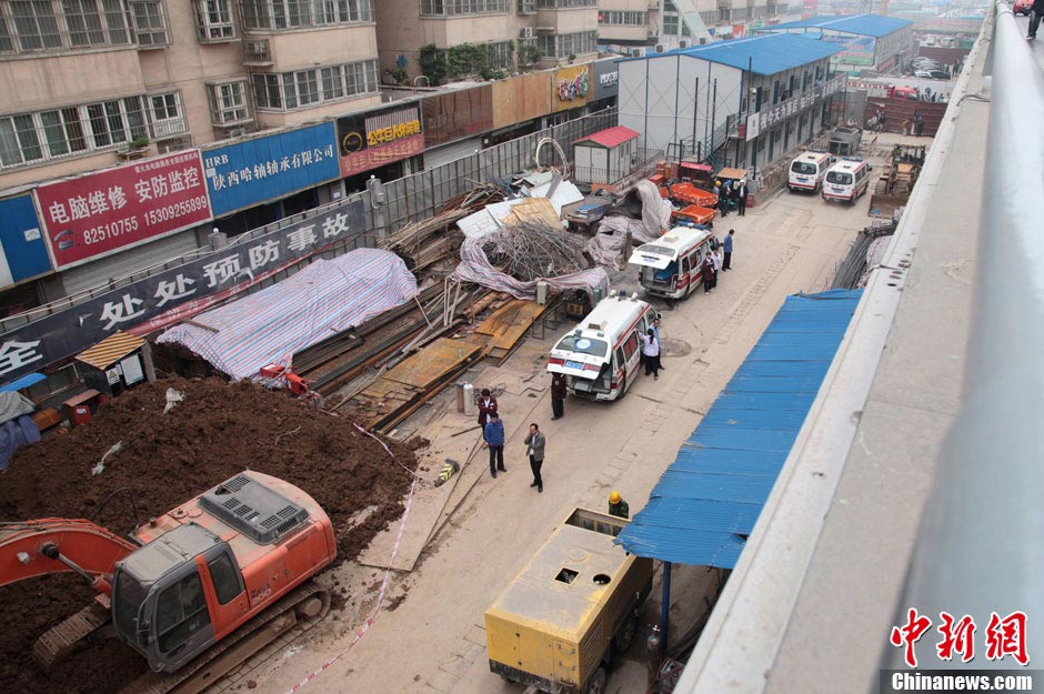 Rescuers work at the subway collapse  accident site in Xi'an City, capital of northwest China's Shaanxi Province, May 6, 2013. (Photo/CNS)