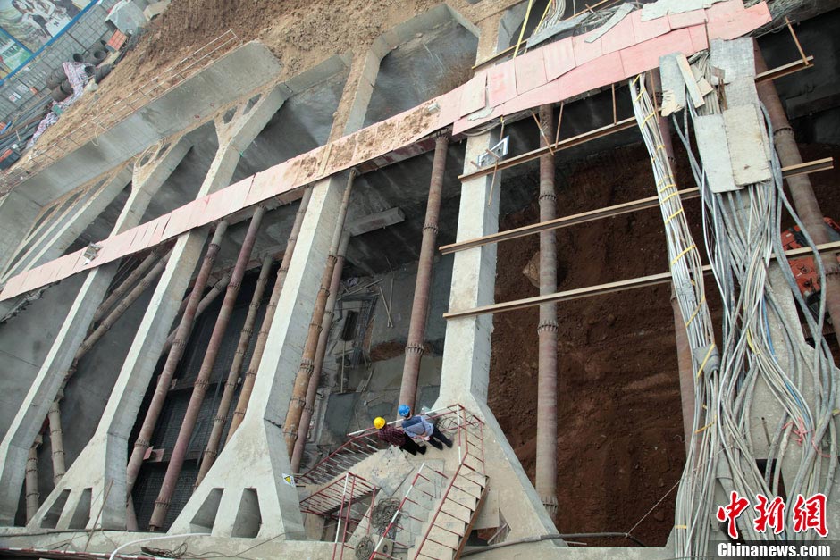 Rescuers work at the subway collapse  accident site in Xi'an City, capital of northwest China's Shaanxi Province, May 6, 2013. (Photo/CNS)