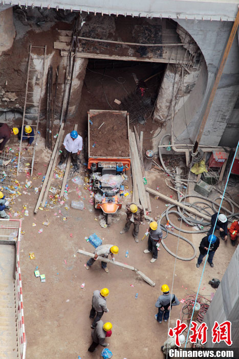 Rescuers work at the subway collapse  accident site in Xi'an City, capital of northwest China's Shaanxi Province, May 6, 2013. (Photo/CNS)