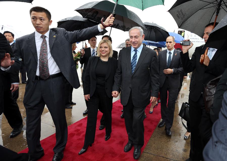 Israeli Prime Minister Benjamin Netanyahu arrives at the Shanghai Hongqiao Airport in east China's Shanghai, May 6, 2013. Netanyahu arrived in Shanghai for a visit on Monday. (Xinhua/Fan Jun) 