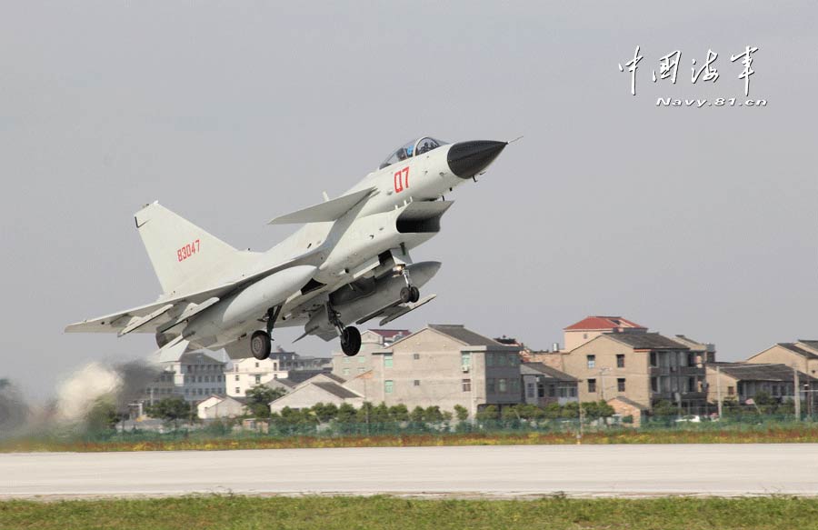 A J-10 fighter in the air confrontation drill. (navy.81.cn/Cai Bo, Wang Chaobin)