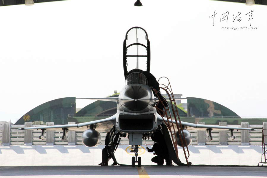 A J-10 fighter in the air confrontation drill. (navy.81.cn/Cai Bo, Wang Chaobin)