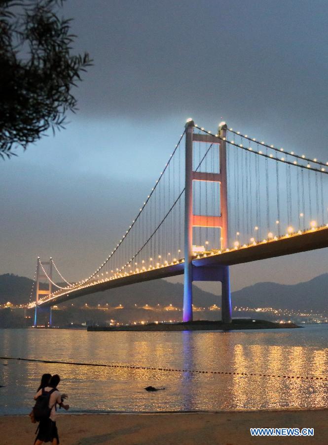 Photo taken on May 5, 2013 shows the night view of Tsing Ma Bridge in Ma Wan, an island in south China's Hong Kong. Ma Wan, which got the name from Mazu, the goddess of sailors, used to be a fishing village. Now the Ma Wan Park and Noah's Ark Museum here attract many tourists. (Xinhua/Li Peng)