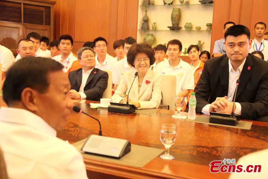 Former NBA Houston Rockets basketball player Yao Ming and Philippine Vice-President Jejomar Binay attend a meeting in Manila, Philippines, May 6, 2013. Yao Ming (7ft 5in) and his Shanghai Sharks basketball team were invited by the Philippine Sports Commission for friendly exhibition games with a selection of Philippine basketball players and to conduct basketball clinics to less-privileged children. (CNS/Zhang Ming)