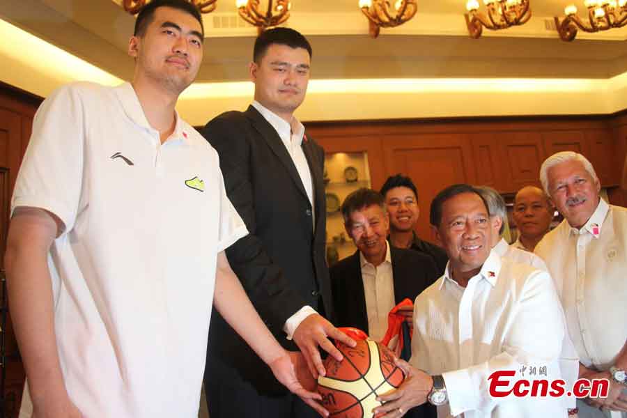 Former NBA Houston Rockets basketball player Yao Ming and Philippine Vice-President Jejomar Binay attend a meeting in Manila, Philippines, May 6, 2013. Yao Ming (7ft 5in) and his Shanghai Sharks basketball team were invited by the Philippine Sports Commission for friendly exhibition games with a selection of Philippine basketball players and to conduct basketball clinics to less-privileged children. (CNS/Zhang Ming)