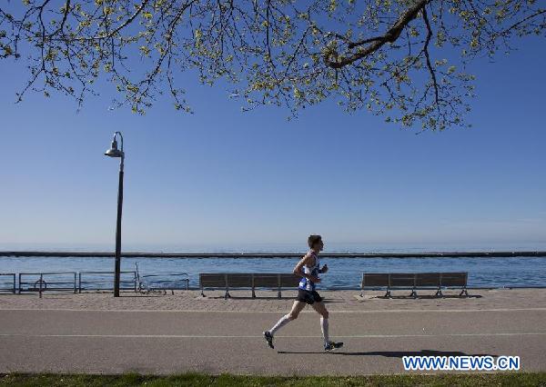 A participant runs during the 35th Annual Toronto Marathon in Toronto,Canada, May 5, 2013. About 12,000 runners from over 50 countries and regions participated in the Marathon, Half Marathon, 5K or Relay on Sunday. (Xinhua/Zou Zheng)  