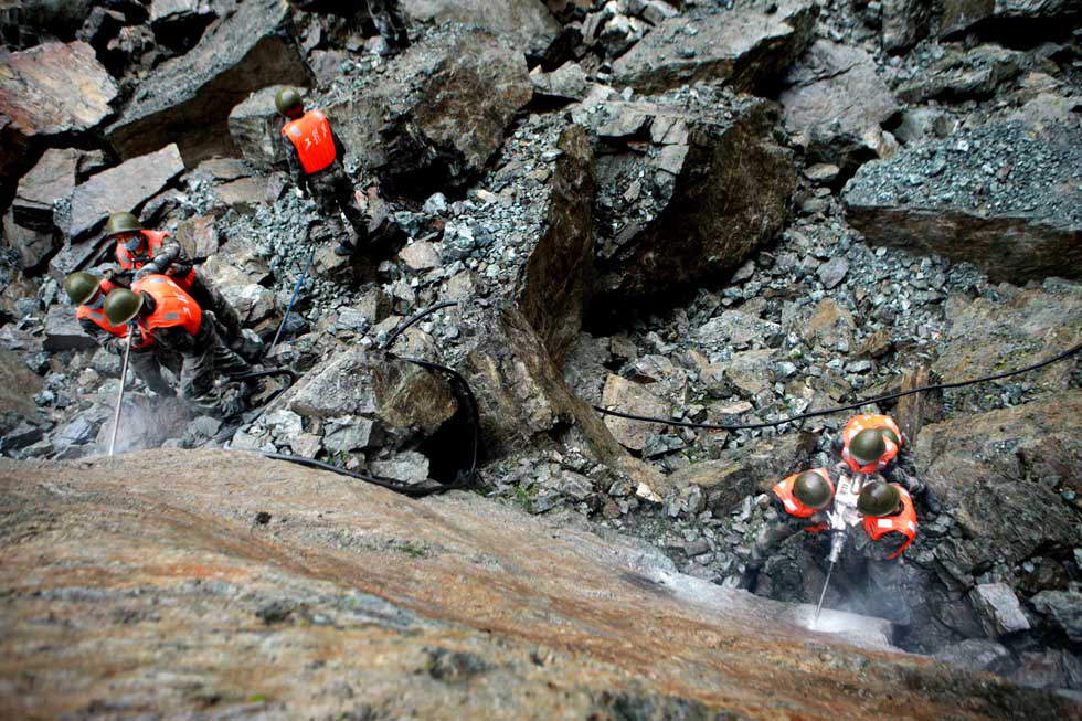 Soldiers from Chengdu Military Region conduct a blasting operation on a barrier lake formed by Lushan earthquake to reduce threat of heavy rainfall to the lower reaches on April 29, 2013. (Xinhua Photo/ Gao Xiaowen)