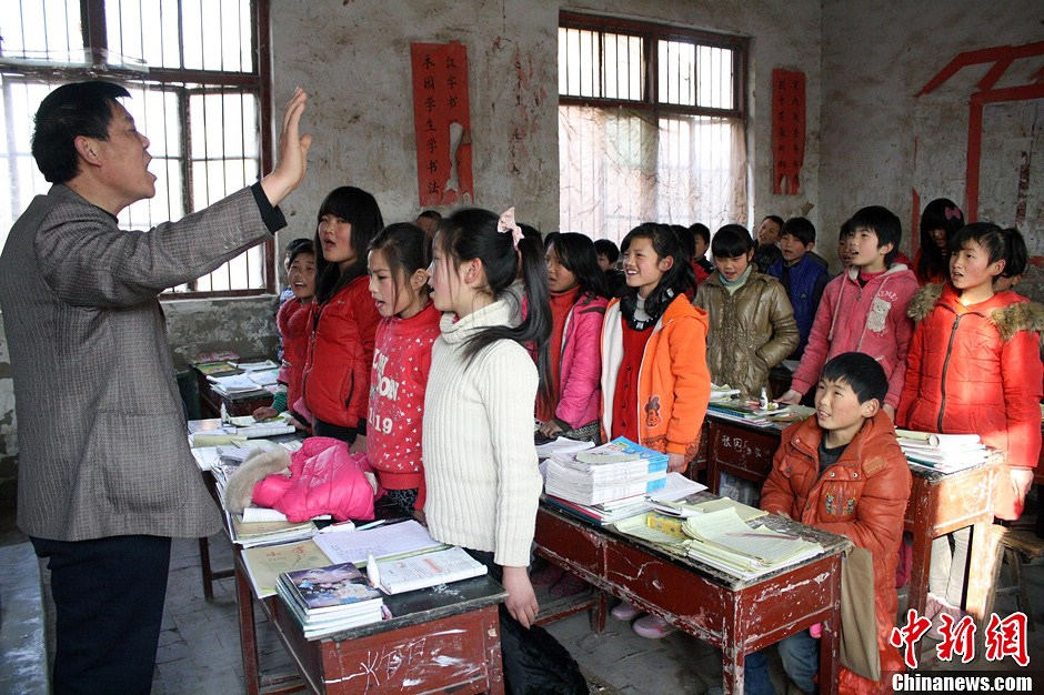 The whole class stands up to sing the national anthem except Zongcheng. (CNS/Hu Ying)