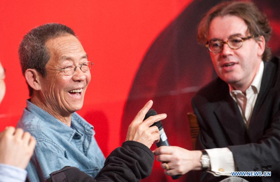 Lin Zhaohua (L), director of stage play "Coriolanus", and Jonathan Mills, art director of the Edinburgh Art Festival, attend a press conference of "Coriolanus" in Beijing, capital of China, May 7, 2013. The Beijing People's Art Theatre will perform the play based on Shakespeare's "Coriolanus" on Aug. 20 and Aug. 21 at the Edinburgh Art Festival. Pu Cunxin, one of China's most famous stage actors and the leading role of the play, also attended the press conference. (Xinhua/Zhang Yu)