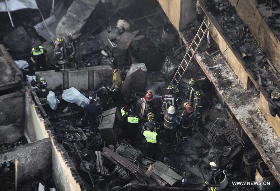 Firemen and Police work at the site of an explosion on the Mexico-Pachuca highway in Ecatepec, Mexico, on May 7, 2013. At least 18 people were killed and dozens of others injured when a gas tanker exploded early Tuesday in a Mexico City suburb, authorities said. (Xinhua/Susana Martinez) 