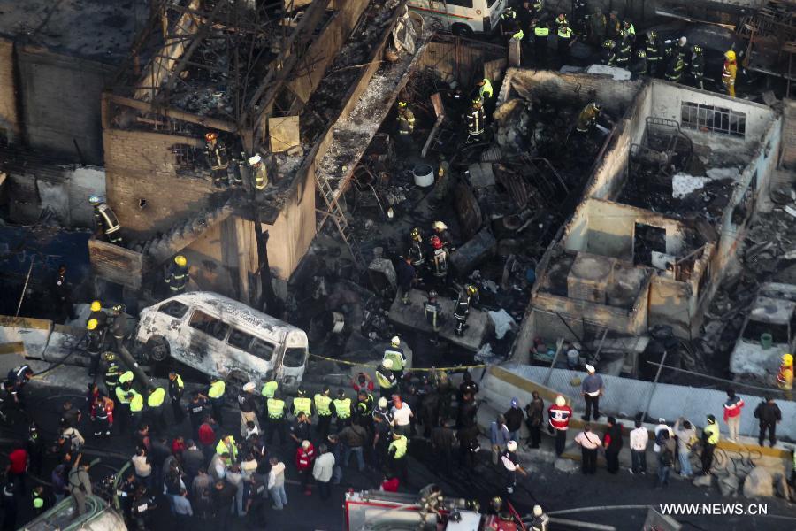 Firemen and Police work at the site of an explosion on the Mexico-Pachuca highway in Ecatepec, Mexico, on May 7, 2013. At least 18 people were killed and dozens of others injured when a gas tanker exploded early Tuesday in a Mexico City suburb, authorities said. (Xinhua/Susana Martinez) 