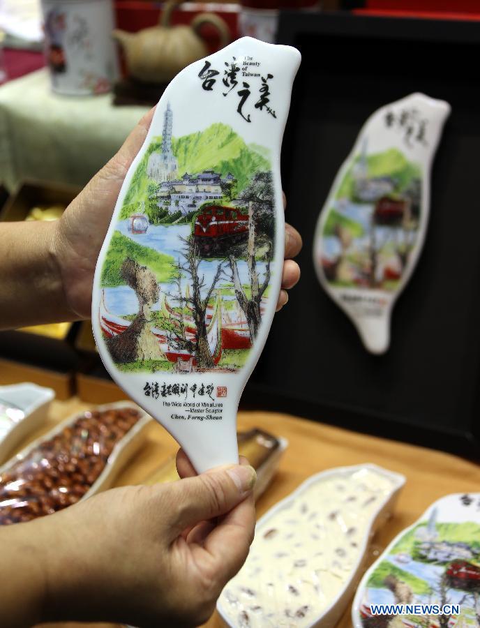 Photo taken on May 8, 2013 shows ceramic food containers designed by miniature sculptor Chen Forng Shean during the 15th International Exhibition of Food & Drink, Hotel, Restaurant & Food Service Equipment, Supplies & Services (HOFEX) in south China's Hong Kong. The four-day HOFEX 2013 will last till May 10 at Hong Kong Convention & Exhibition Center. (Xinhua/Li Peng) 