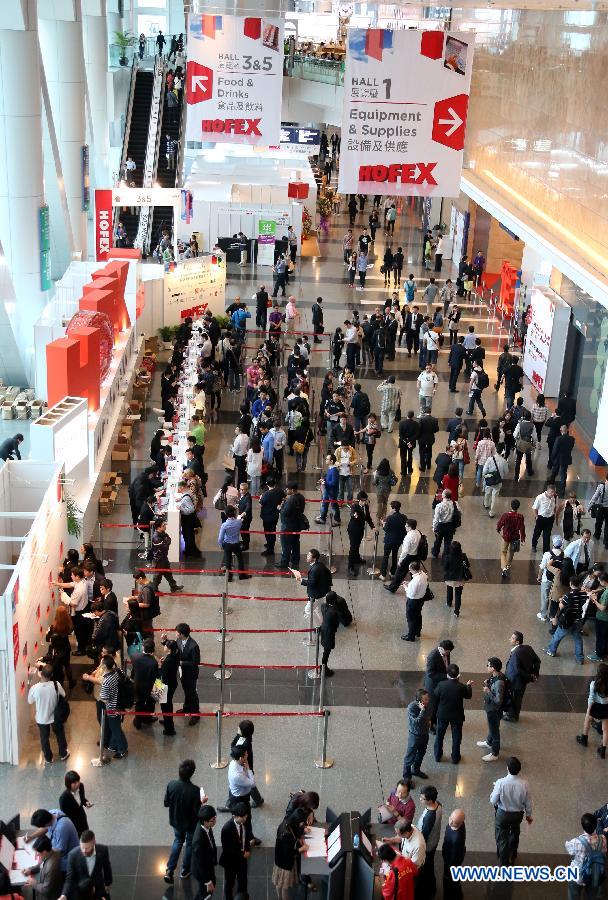 Visitors register for the 15th International Exhibition of Food & Drink, Hotel, Restaurant & Food Service Equipment, Supplies & Services (HOFEX) in south China's Hong Kong, May 8, 2013. The four-day HOFEX 2013 will last till May 10 at Hong Kong Convention & Exhibition Center. (Xinhua/Li Peng) 