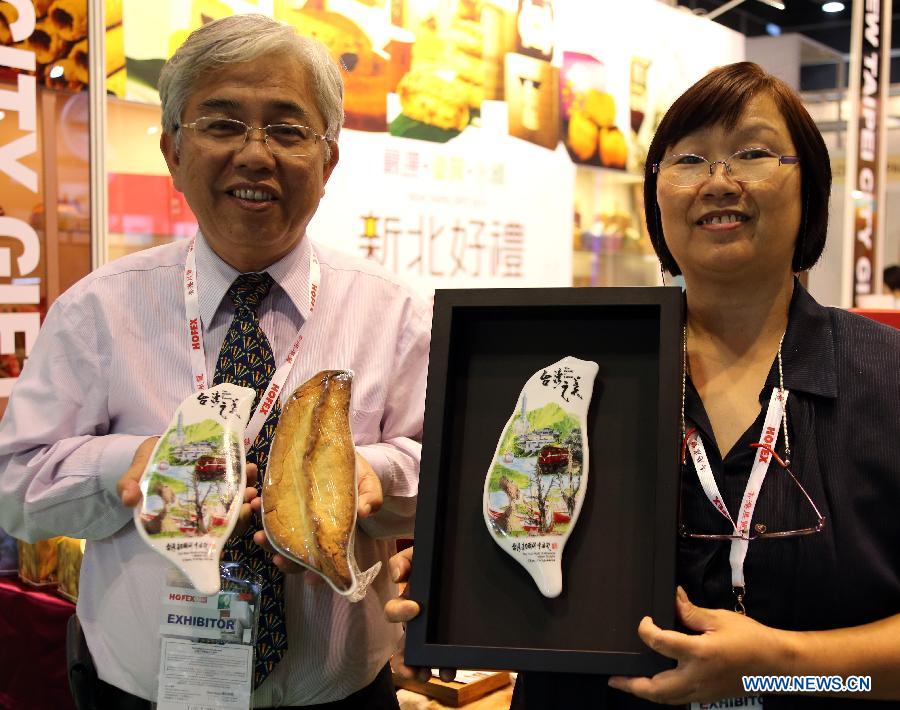 Exhibitors from southeast China's Taiwan demonstrate ceramic food containers designed by miniature sculptor Chen Forng Shean during the 15th International Exhibition of Food & Drink, Hotel, Restaurant & Food Service Equipment, Supplies & Services (HOFEX) in south China's Hong Kong, May 8, 2013. The four-day HOFEX 2013 will last till May 10 at Hong Kong Convention & Exhibition Center. (Xinhua/Li Peng) 