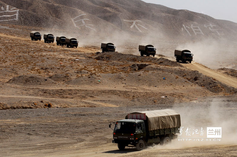 Large numbers of PLA tanks participate in drills in NW China 