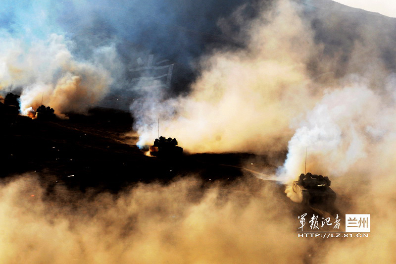 Large numbers of PLA tanks participate in drills in NW China 