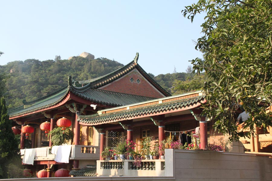 South Putuo Temple is adjacent to Xiamen University in the southeast of the city. Originally built in the Tang Dynasty (618-907), the temple was destroyed many times over the course of following dynasties. In the 23rd year of the Kangxi reign of the Qing Dynasty (1616-1912), it was once again rebuilt and given its present name. A statue of the Bodhisattva Guanyin, or Avalokitesvara, is enshrined in the temple, which receives an endless stream of worshippers and pilgrims throughout the year. (China.org.cn)