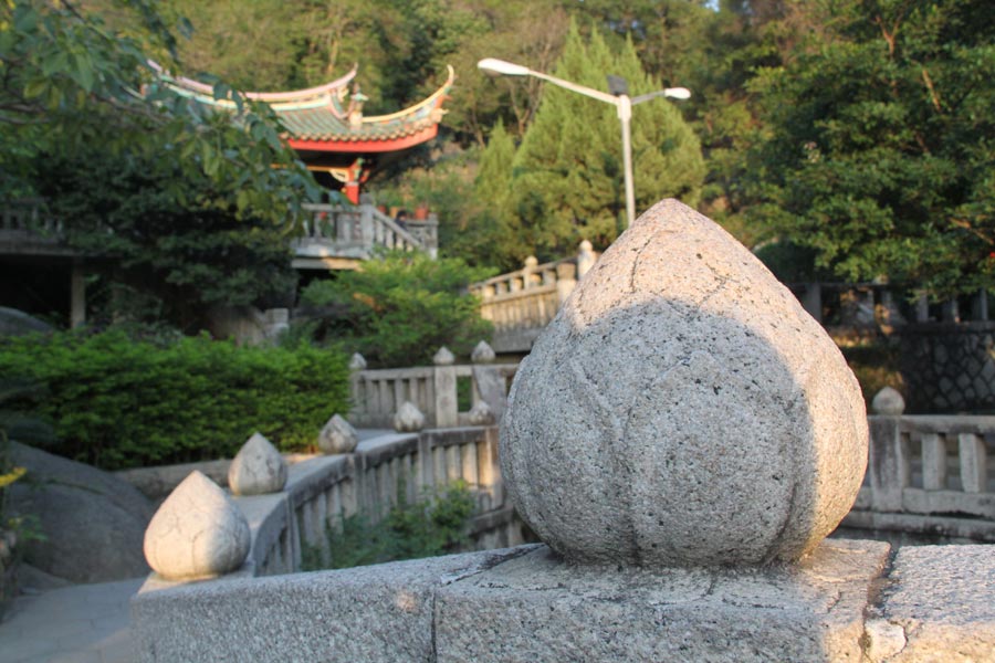 South Putuo Temple is adjacent to Xiamen University in the southeast of the city. Originally built in the Tang Dynasty (618-907), the temple was destroyed many times over the course of following dynasties. In the 23rd year of the Kangxi reign of the Qing Dynasty (1616-1912), it was once again rebuilt and given its present name. A statue of the Bodhisattva Guanyin, or Avalokitesvara, is enshrined in the temple, which receives an endless stream of worshippers and pilgrims throughout the year. (China.org.cn)