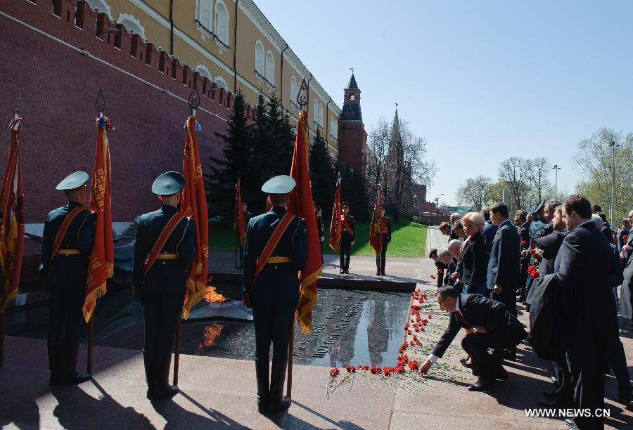 Russian dignitaries attend a wreath laying ceremony at the Tomb of the Unknown Martyrs in Moscow, on May 8, 2013, to commemorate the Patriotic War of the Soviet Union. (Xinhua/Jiang Kehong)