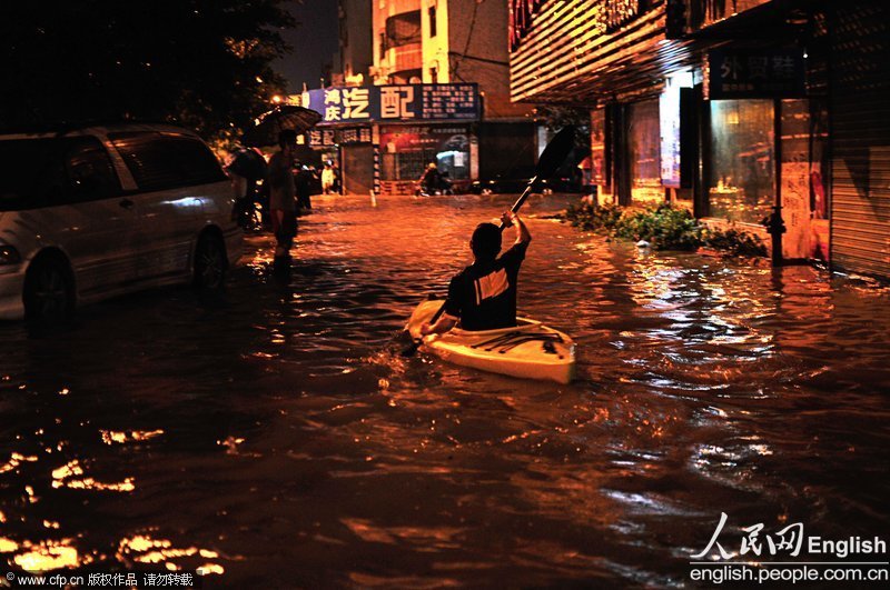 South China’s Zhuhai city was stroke by a heavy downpour Wednesday afternoon. The rain forced local residents to wade in deep water and even to kayak across flooded streets. (CFP/Zhang Yuhang)