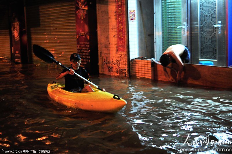 South China’s Zhuhai city was stroke by a heavy downpour Wednesday afternoon. The rain forced local residents to wade in deep water and even to kayak across flooded streets. (CFP/Zhang Yuhang)