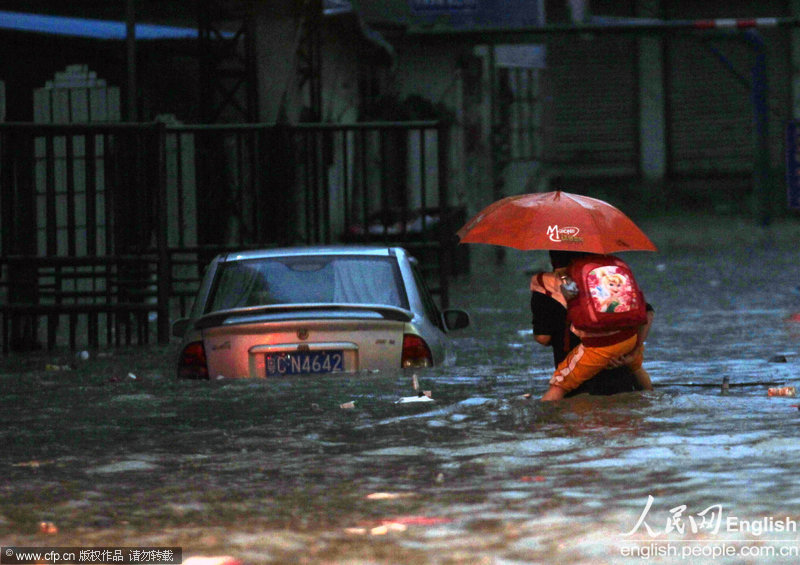 South China’s Zhuhai city was stroke by a heavy downpour Wednesday afternoon. The rain forced local residents to wade in deep water and even to kayak across flooded streets. (CFP/Zhang Yuhang)