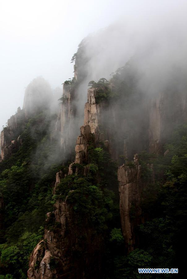 Photo taken on May 7, 2013 shows the sea of clouds at the Mount Huangshan scenic spot in Huangshan City, east China's Anhui Province.(Xinhua/Shi Guangde) 